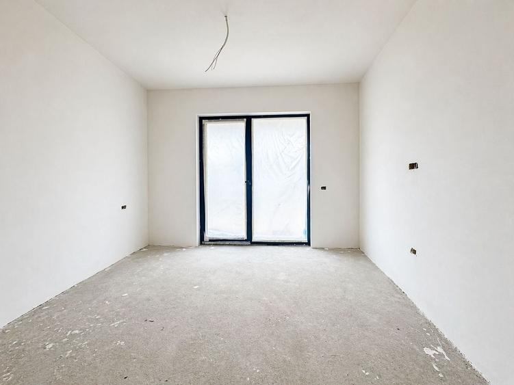 Apartament cu 3 camere semidecomandat în Moșnița Nouă