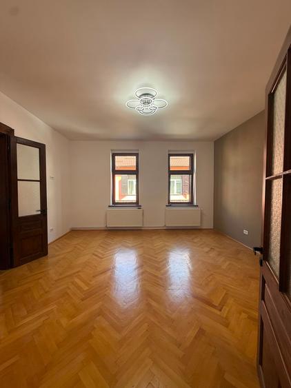 Casă cu 2 camere cu Teren 421 Mp în Centrul Civic