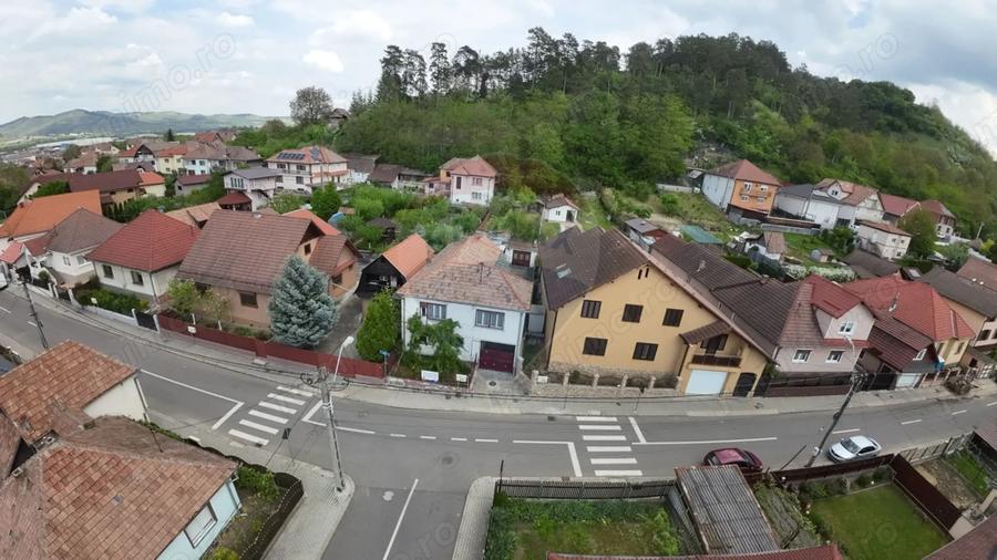 Casă cu 3 camere cu Teren 555 Mp în Est