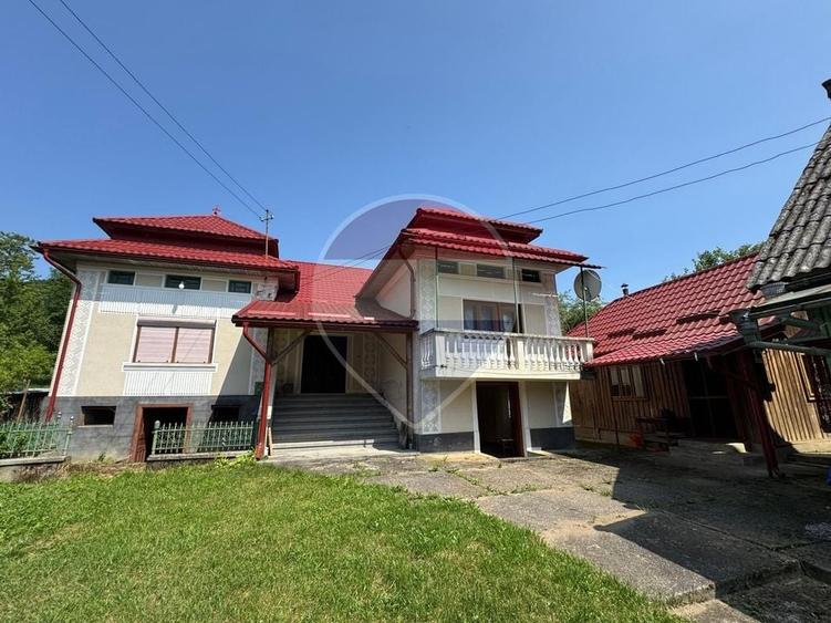 Casă individuală cu 4 camere cu Teren 7700 Mp în Brebeni