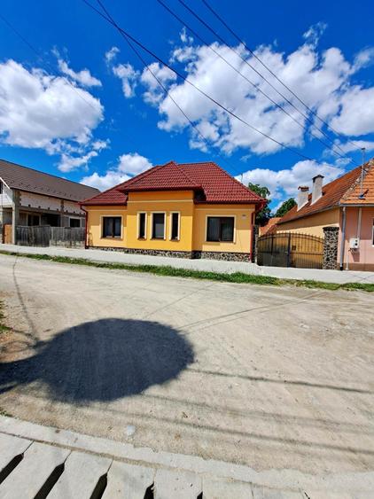 Casă individuală cu 4 camere cu Canalizare în Cârțișoara