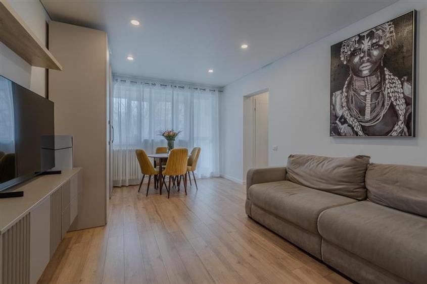 Apartament cu 3 camere semidecomandat, mobilat în Drumul Taberei