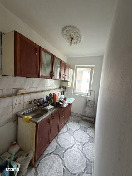 Apartament cu 3 camere semidecomandat în Traian