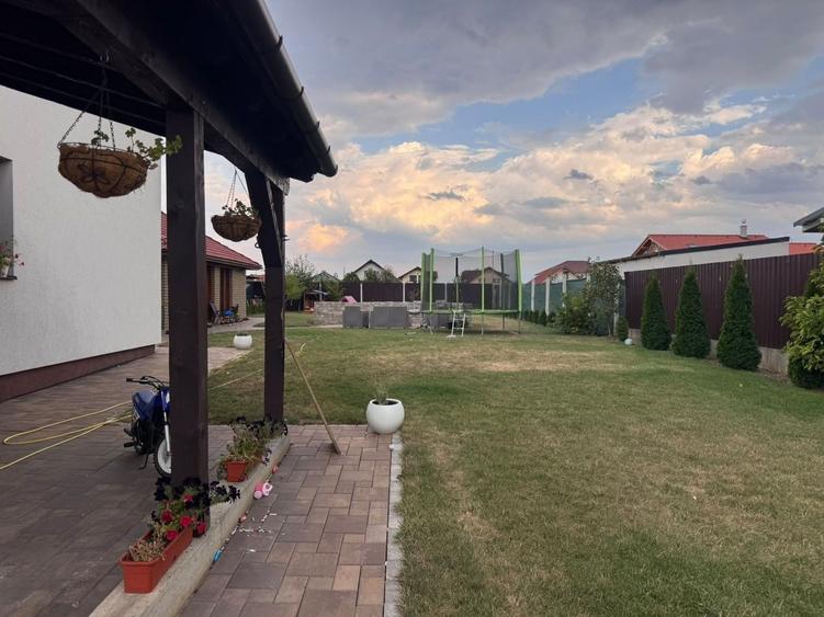 Casă individuală cu 4 camere cu Canalizare în Cristian