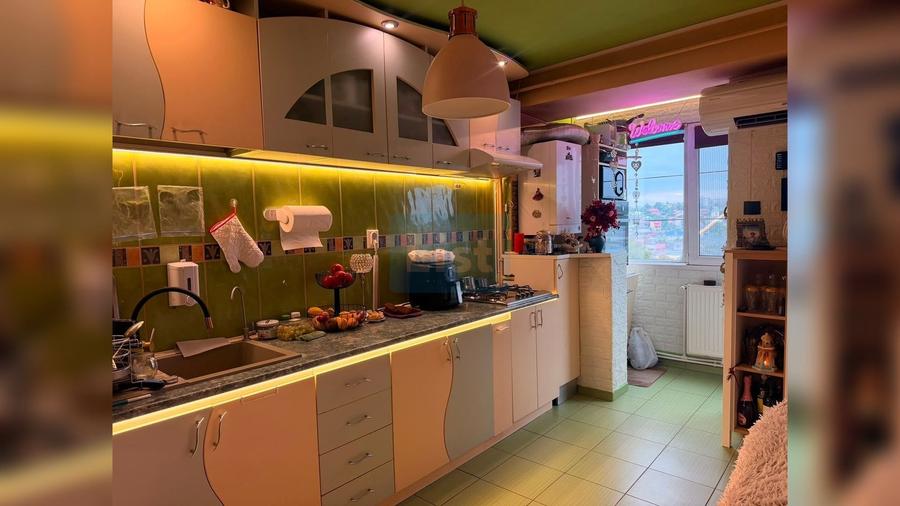 Apartament cu 4 camere în Mazepa 1