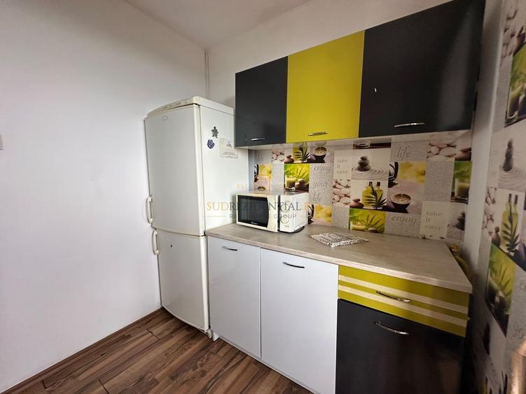 Apartament cu 3 camere semidecomandat, mobilat în Berceni