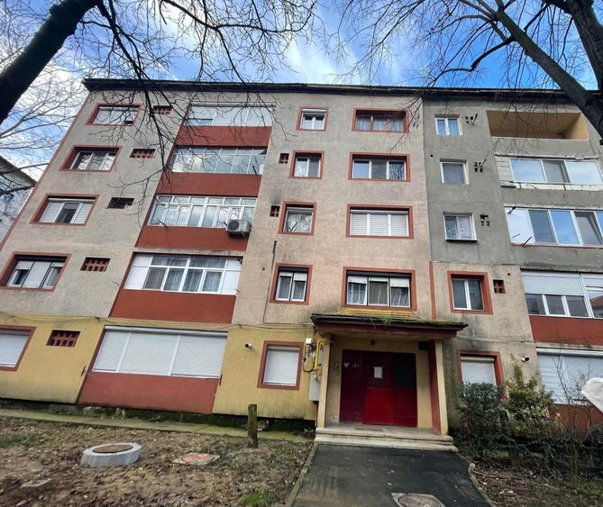 Apartament cu 2 camere semidecomandat în Caransebeș