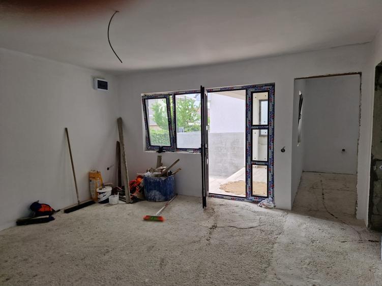 Casă individuală cu 4 camere cu Teren 180 Mp în Est