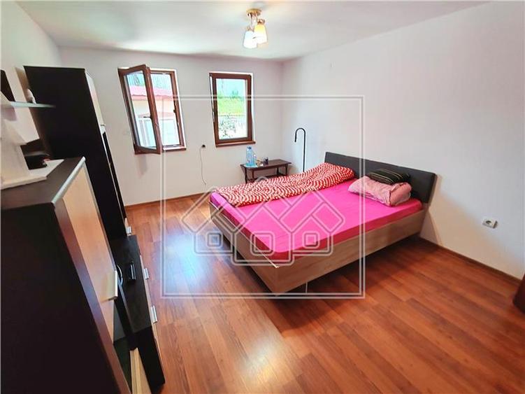 Casă individuală cu 6 camere cu Canalizare în Mohu