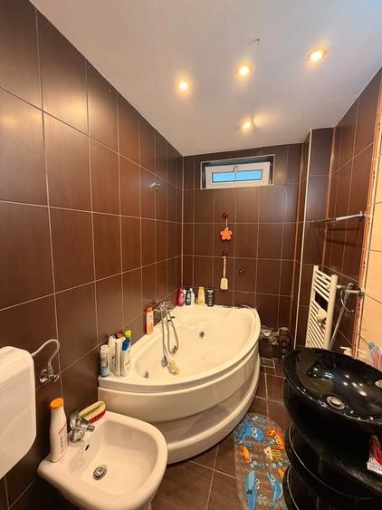 Apartament cu 3 camere semidecomandat în Obor