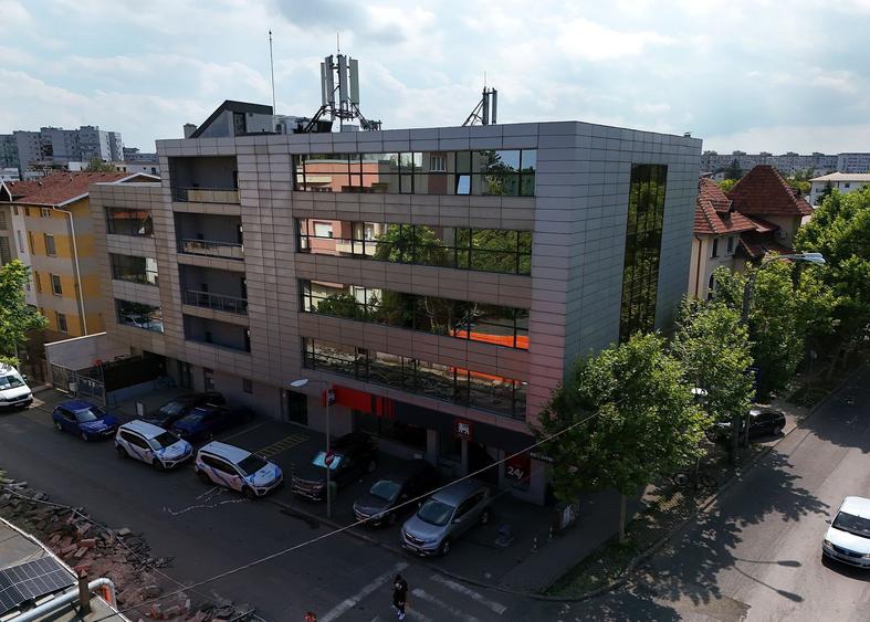 Birou, de 2,300 mp, în Domenii
