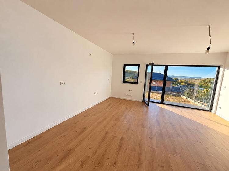 Duplex cu 3 camere cu Canalizare în Est