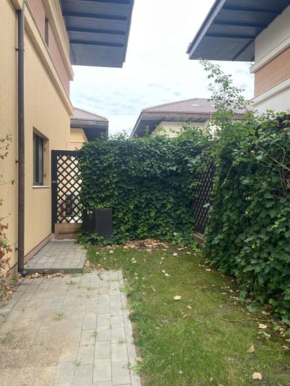 Duplex cu 8 camere cu Canalizare în Iancu Nicolae
