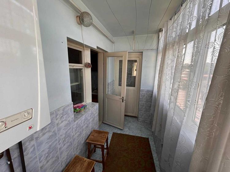 Apartament cu 3 camere decomandat în Rovine