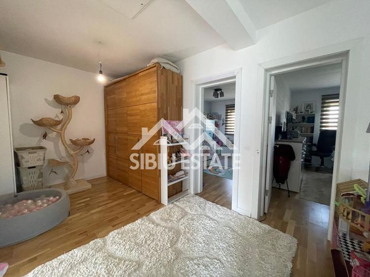 Duplex cu 5 camere cu Canalizare în Cristian