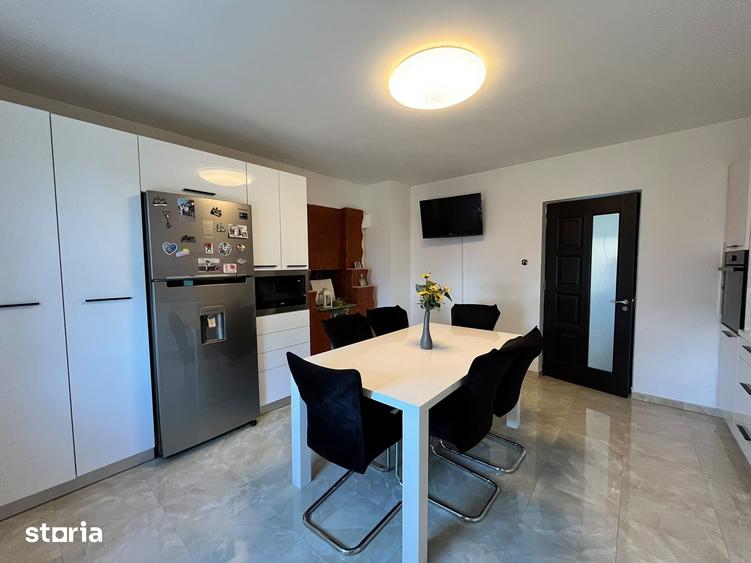 Casă cu 6 camere cu Teren 2200 Mp în Central