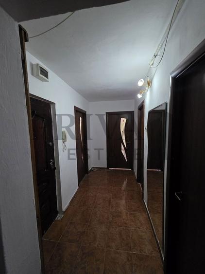 Apartament cu 3 camere decomandat, mobilat în Girocului