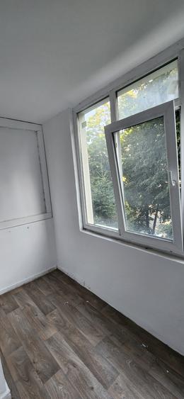 Apartament cu 3 camere semidecomandat în P-ța Gorjului