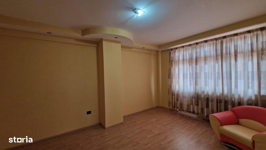 Spațiu comercial, de 800 mp, în Rovine