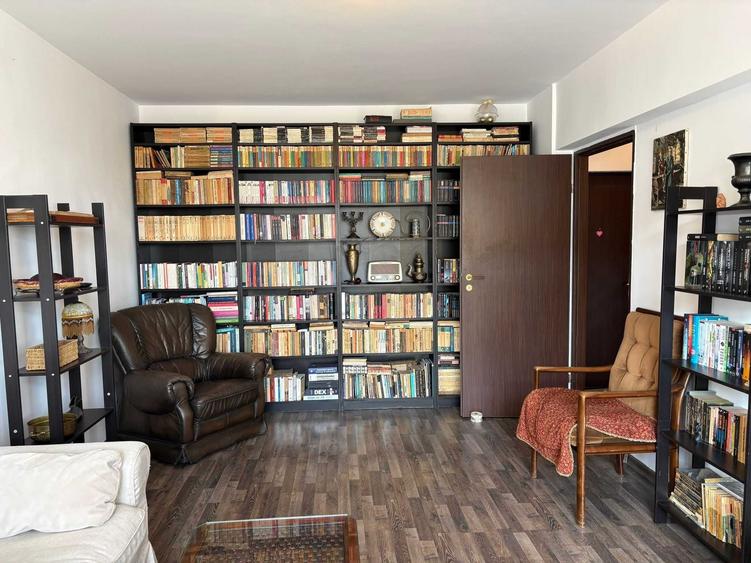 Apartament cu 3 camere decomandat în Teiul Doamnei