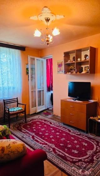 Apartament cu 3 camere semidecomandat în Baba Novac