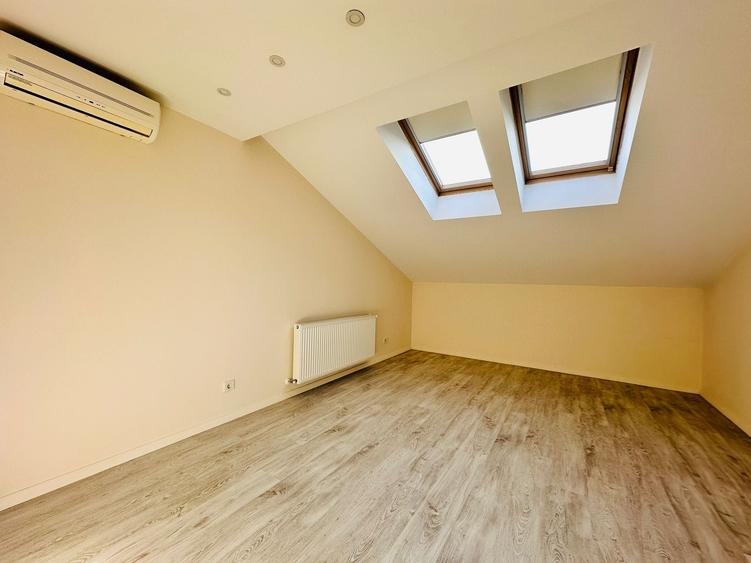 Duplex cu 11 camere cu Canalizare în Central