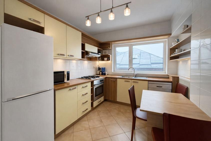 Apartament cu 3 camere decomandat, mobilat în Aviatorilor