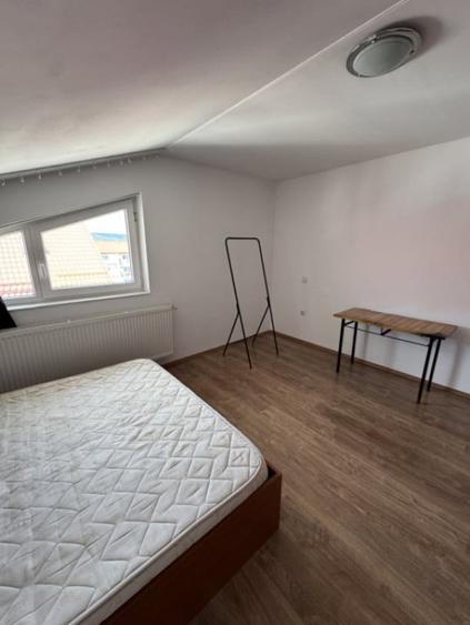 Apartament cu 3 camere semidecomandat în Florești