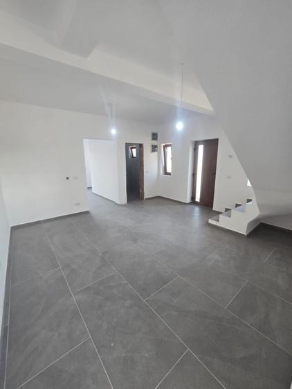 Duplex cu 4 camere cu Canalizare în Plopi