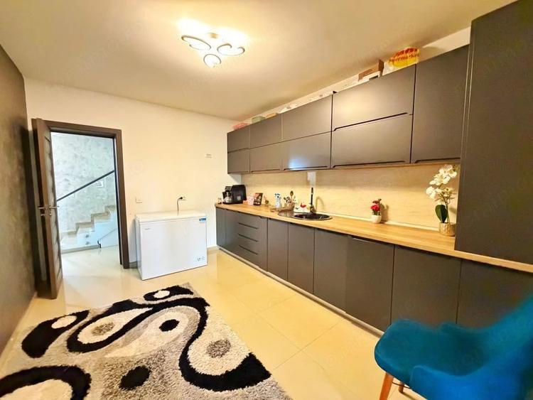 Casă cu 5 camere cu Teren 400 Mp în Smeura