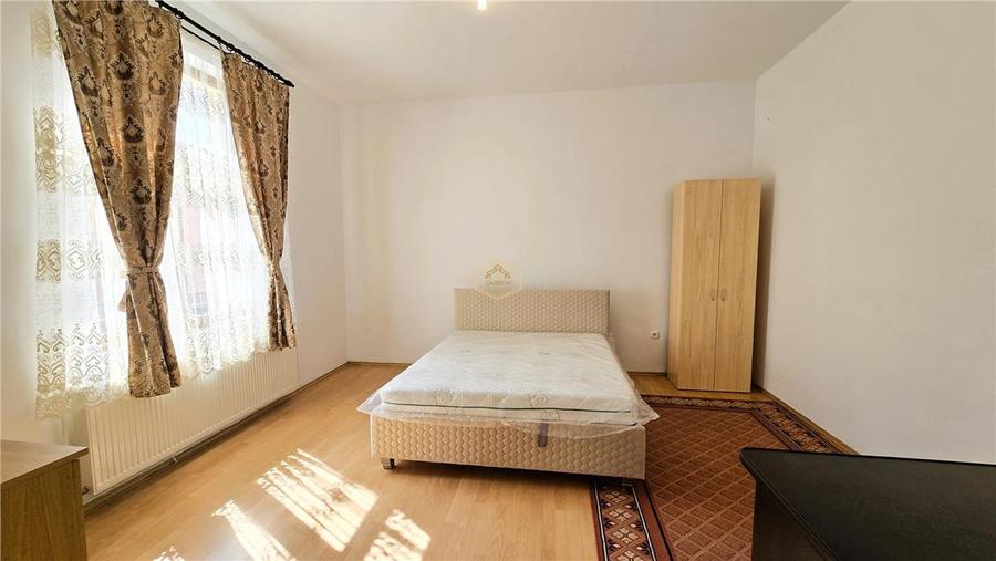 Casă individuală cu 5 camere cu Canalizare în Central