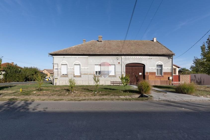 Casă individuală cu 4 camere cu Teren 593 Mp în Central