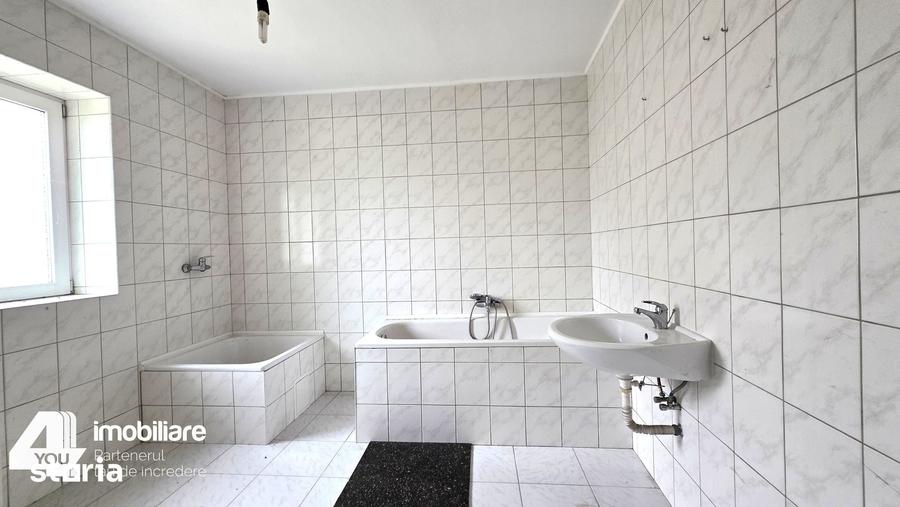 Casă cu 4 camere cu Teren 1737 Mp în Livada