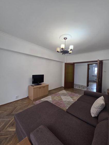 Apartament cu 3 camere decomandat în Capitol