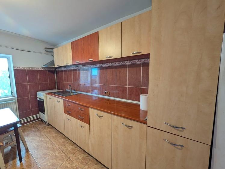 Apartament cu 3 camere decomandat, mobilat în Central