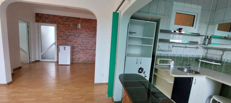 Apartament cu 3 camere semidecomandat în Tineretului
