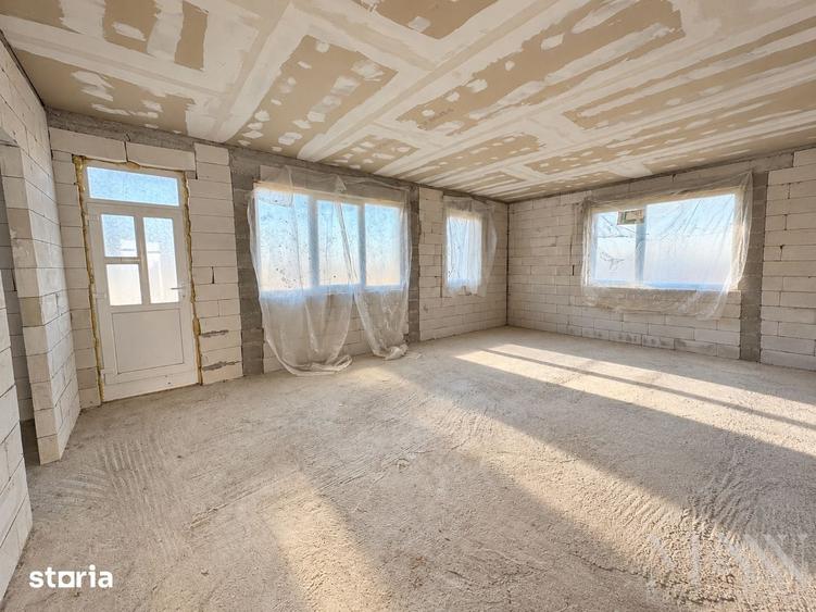 Casă cu 4 camere cu Teren 553 Mp în Sânmartin