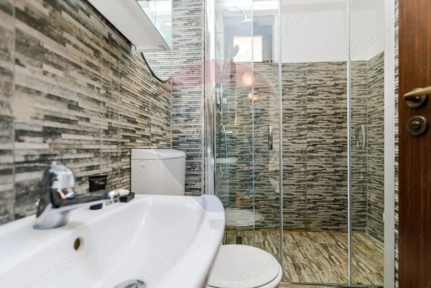 Casă cu 32 camere cu Teren 4600 Mp în Dubova