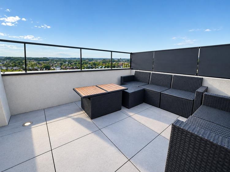 Apartament cu 4 camere decomandat, mobilat în Nicolina