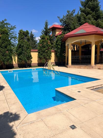 Casă individuală cu 13 camere cu Canalizare în Voluntari
