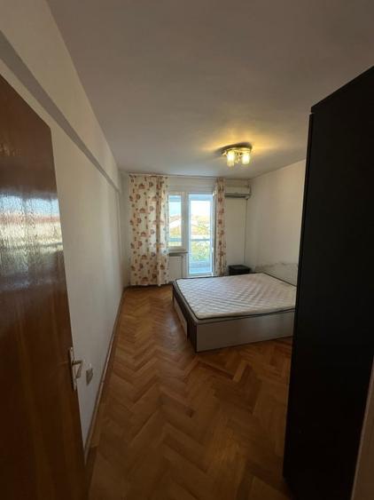 Apartament cu 3 camere decomandat, mobilat în Craiovița Nouă
