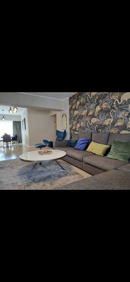 Apartament cu 4 camere semidecomandat în Victoriei