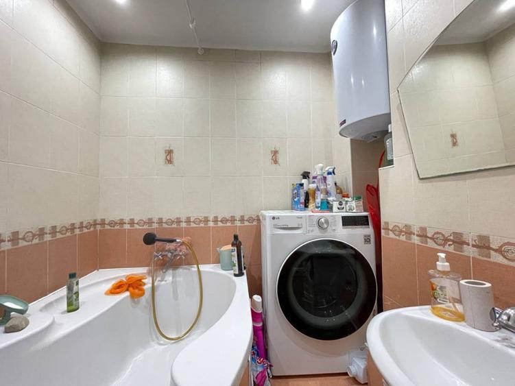 Apartament cu 3 camere decomandat în Europa