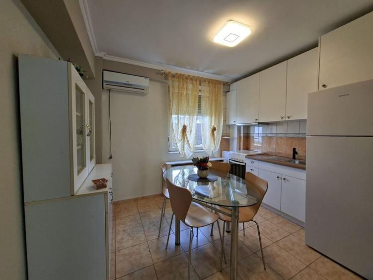 Apartament cu 3 camere decomandat, mobilat în Centrul Bancar