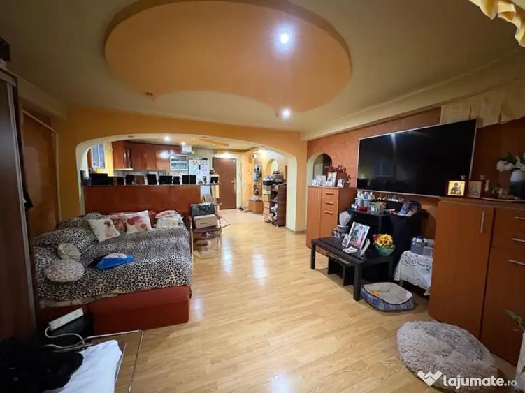 Apartament cu 3 camere decomandat în Vitan