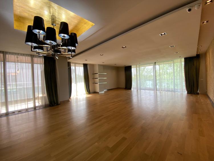 Apartament cu 4 camere în Băneasa