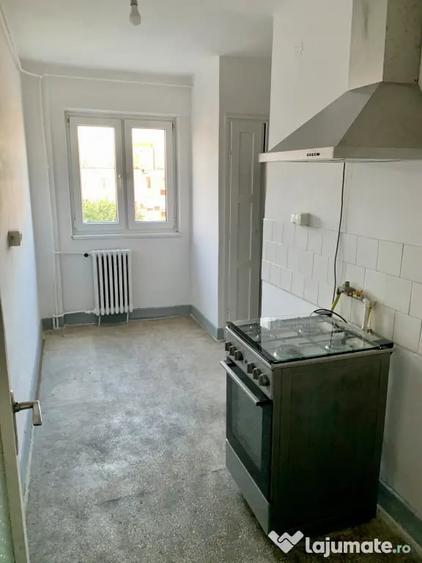 Apartament cu 3 camere semidecomandat în Central