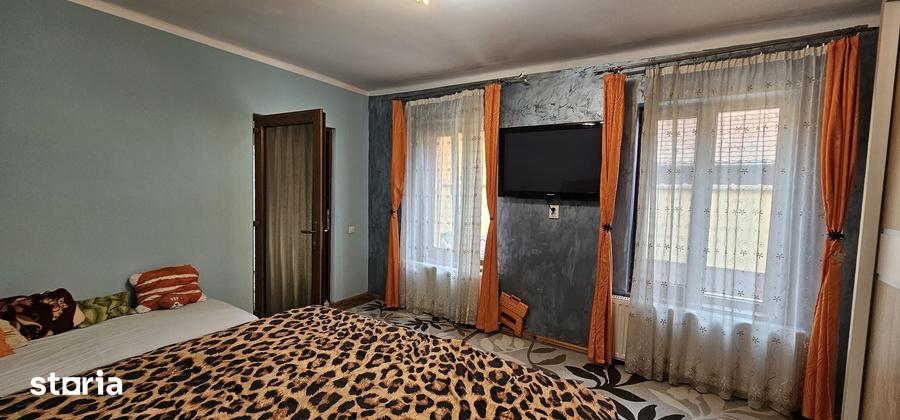 Casă cu 5 camere decomandat cu Teren 250 Mp în Lazaret
