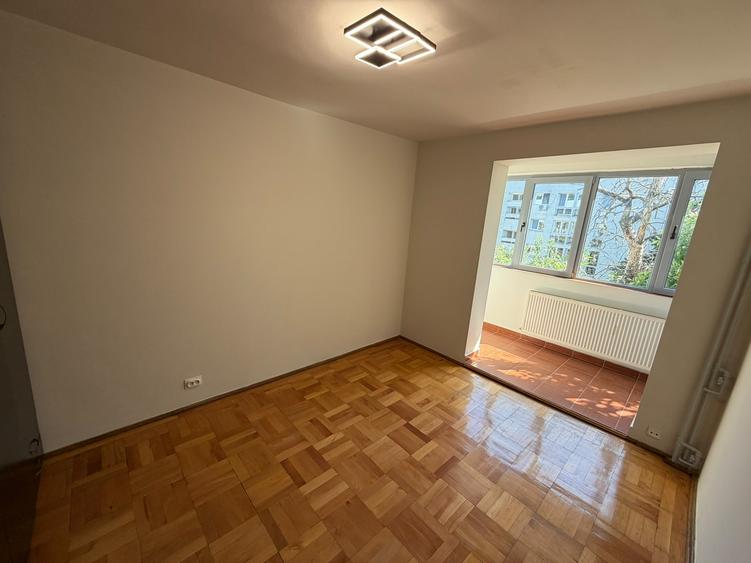 Apartament cu 3 camere semidecomandat în Titan