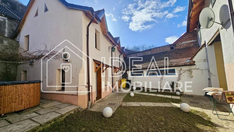 Casă individuală cu 4 camere cu Canalizare în Sadu